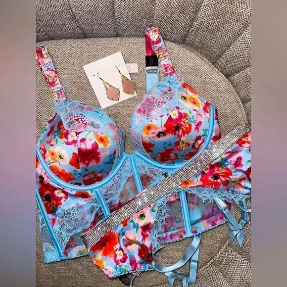 Victoria’s Secret Set - Picture 1 of 4